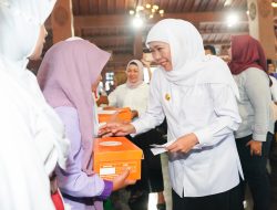 Khofifah Salurkan Bansos dan BKK Rp 4,76 M untuk Warga Ponorogo