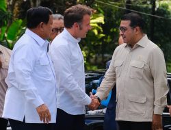 Dampingi Presiden Prabowo, MenEkraf Sambut Presiden Prancis di Candi Borobudur
