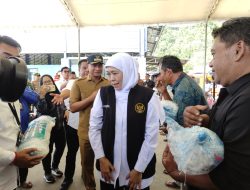 Gubernur Khofifah Serahkan Bantuan Ratusan Juta untuk Nelayan Pacitan