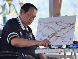 SBY Kembali Menyalurkan Hobi Melukis di Waduk Tukul Pacitan
