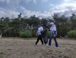 Ratusan Legislator Gelar Aksi Bersih Pantai di Pacitan