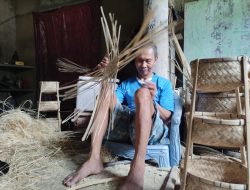 Seno, Perajin Anyaman Bambu Pacitan yang Tetap Berkarya Meski Penglihatannya Terbatas