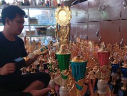 Dosen Banting Setir Jadi Pengrajin Trophy, Omsetnya Melejit Selama Agustus