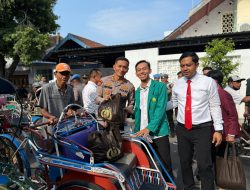 Polres Ponorogo dan Mahasiswa Gelar Baksos, 250 Tukang Becak Dapat Paket Sembako