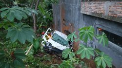 Mobil Pengantar Paket Terjun ke Pekarangan Warga di Wonogondo, Pengemudi Dilarikan ke RSUD Pacitan