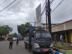 Tim Gabungan Tertibkan Baliho Kedaluwarsa di Jalur Protokol Kota Pacitan