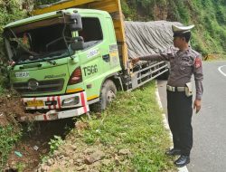 Sopir Mengantuk, Truk Hino Tabrak Tebing di Tegalombo