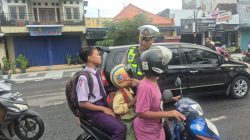 Operasi Keselamatan Semeru 2026, Pelajar Tertib di Ponorogo Diganjar Helm dan Cokelat