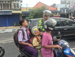 Operasi Keselamatan Semeru 2026, Pelajar Tertib di Ponorogo Diganjar Helm dan Cokelat