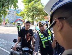Kacamata Pintar Satlantas Sasar Pelanggar Helm di Ponorogo