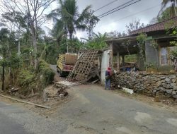 Truk Pengangkut Material Tersangkut Atap Gapura, Bangunan Ambruk di Nglaran Pacitan